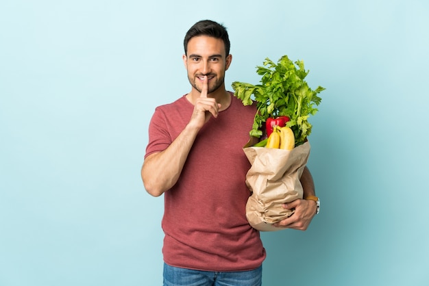 Jeune homme caucasien, acheter des légumes