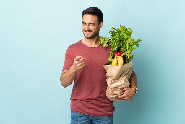 Jeune homme caucasien, acheter des légumes