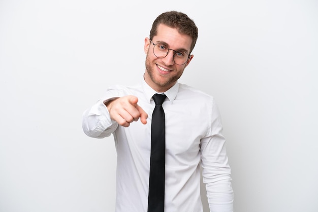 Jeune homme caucasien d'affaires isolé sur fond blanc pointe le doigt vers vous avec une expression confiante