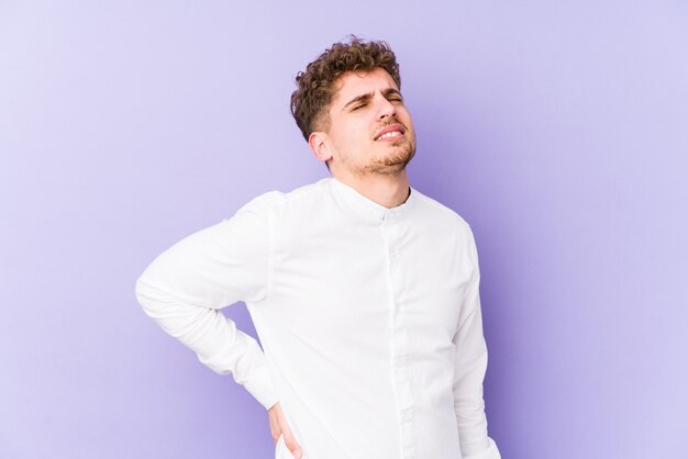 Jeune Homme Caucasien Cheveux Bouclés Blonds Souffrant De Maux De Dos.