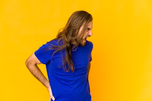 Photo jeune homme caucasien cheveux longs isolé exprimant des émotions