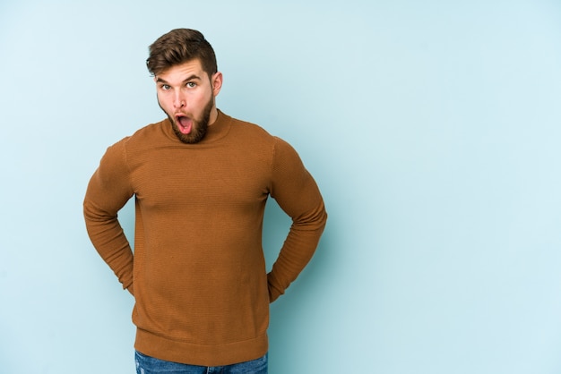 Jeune homme caucasien choqué à cause de quelque chose qu'elle a vu.