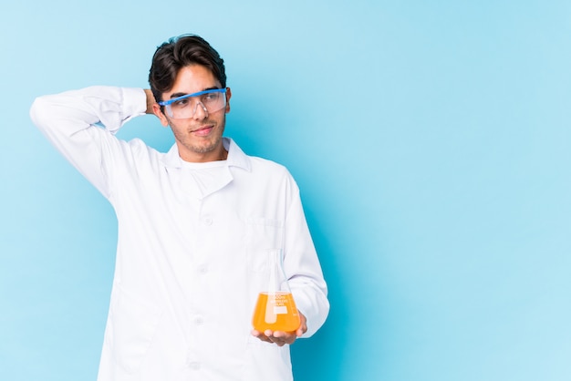 Jeune homme caucasien cientific isolé toucher de l'arrière de la tête, penser et faire un choix.