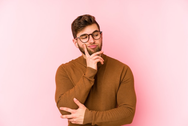 Jeune homme caucasien, contempler, planifier une stratégie, penser