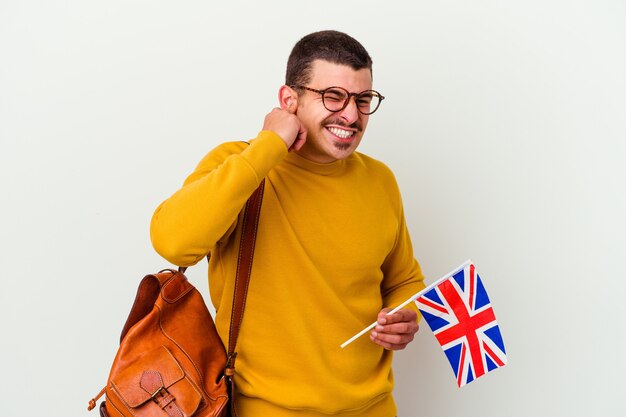 Jeune homme caucasien étudiant l'anglais isolé sur un mur blanc couvrant les oreilles avec les mains