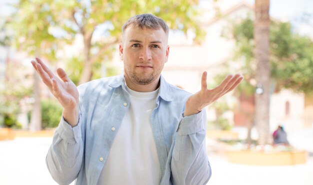 jeune homme caucasien exprimant un concept