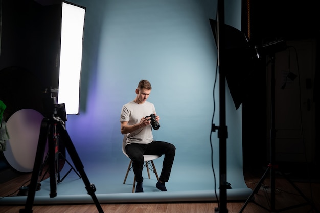 Photo jeune homme caucasien heureux posant en studio. concept d'arrière-plan.