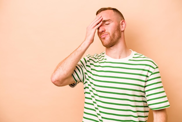 Jeune homme caucasien isolé sur fond beige rire heureux émotion naturelle insouciante