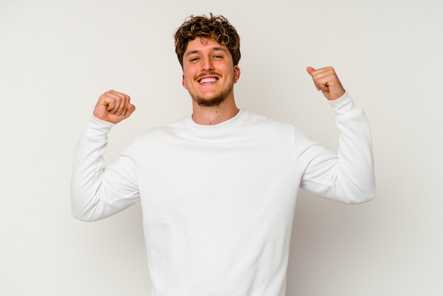 Jeune homme caucasien isolé sur fond blanc applaudissant insouciant et excité. Concept de victoire.