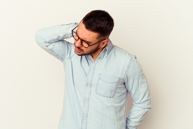 Jeune Homme Caucasien Isolé Sur Fond Blanc Ayant Une Douleur Au Cou Due Au Stress, En Le Massant Et En Le Touchant Avec La Main.