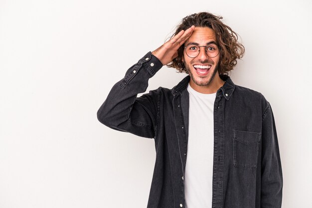 Jeune Homme Caucasien Isolé Sur Fond Blanc Crie Fort, Garde Les Yeux Ouverts Et Les Mains Tendues.