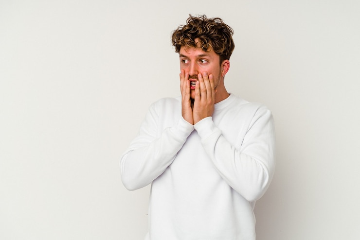 Photo jeune homme caucasien isolé sur fond blanc effrayé et effrayé.