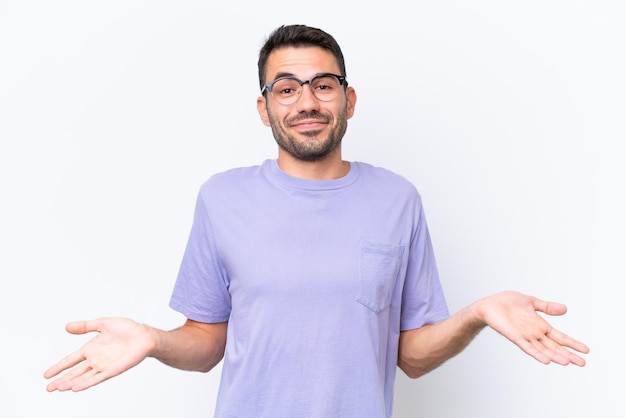 Jeune homme caucasien isolé sur fond blanc heureux et souriant