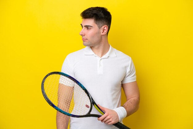 Jeune Homme Caucasien Isolé Sur Fond Blanc Jouant Au Tennis