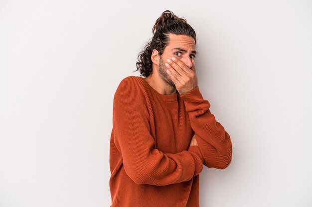 Jeune homme caucasien isolé sur fond gris effrayé et effrayé.