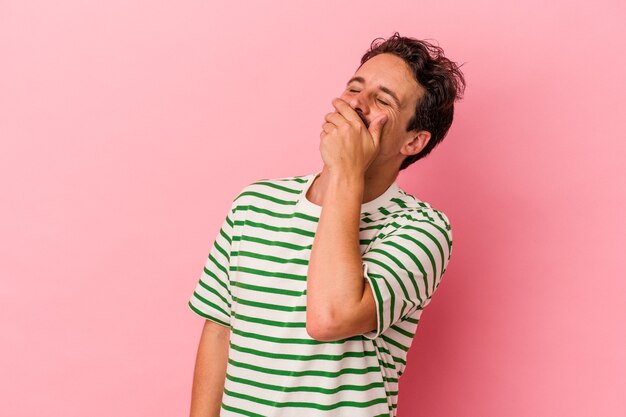 Jeune homme caucasien isolé sur fond rose riant heureux, insouciant, émotion naturelle.