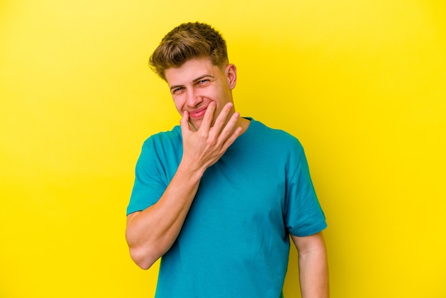 Jeune homme caucasien isolé sur mur jaune doutant entre deux options.