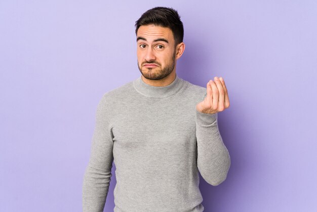 Jeune homme caucasien isolé sur violet montrant qu'il n'a pas d'argent.