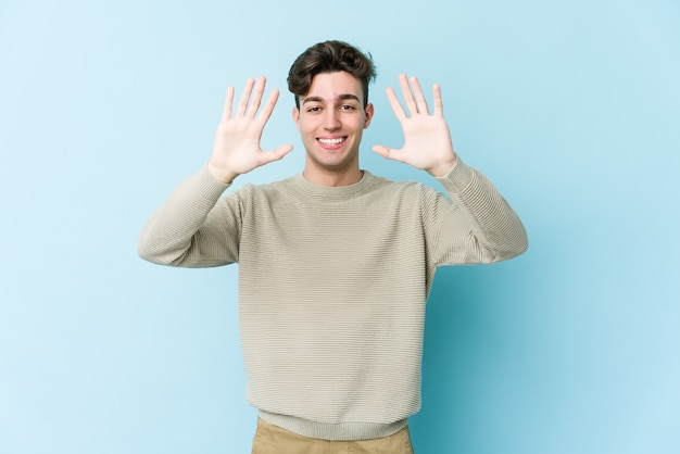 Jeune homme caucasien montrant le numéro dix avec les mains.