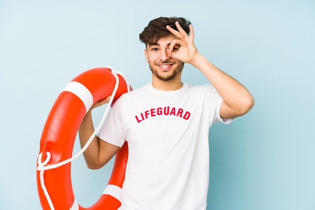 Jeune homme caucasien sur un mur bleu