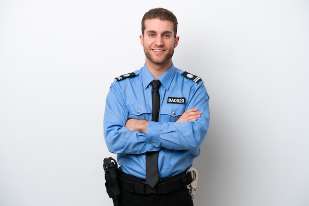 Jeune homme caucasien policier isolé sur fond blanc en gardant les bras croisés en position frontale
