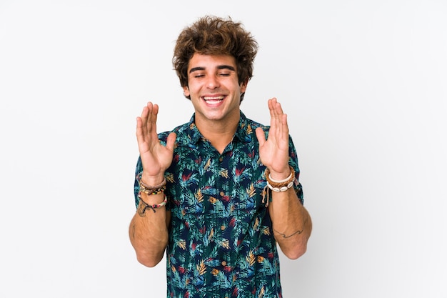 Jeune homme caucasien portant un t-shirt fleur isolé joyeux rire beaucoup. Concept de bonheur.