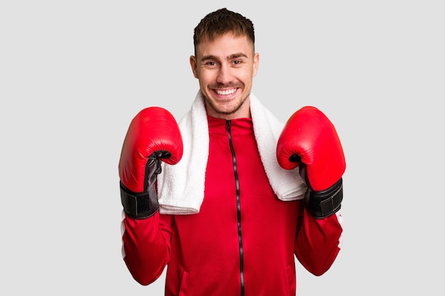 Jeune homme caucasien pratiquant la boxe découpé isolé