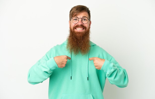 Jeune homme caucasien rougeâtre isolé sur fond blanc avec une expression faciale surprise