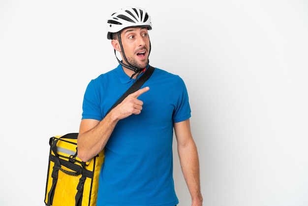 Jeune homme caucasien avec sac à dos thermique isolé sur fond blanc dans l'intention de réaliser la solution tout en levant un doigt