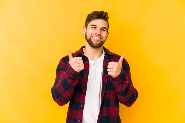 Jeune homme caucasien souriant et levant le pouce vers le haut