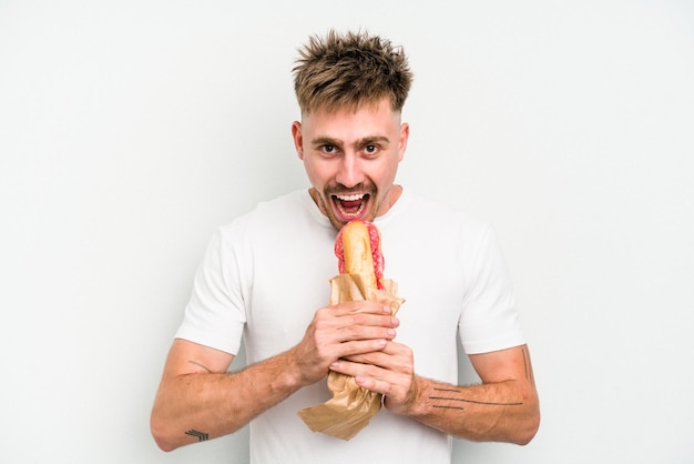 Jeune homme caucasien tenant un sandwich isolé sur fond blanc