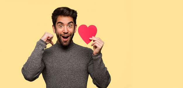 Jeune homme célébrant la Saint Valentin