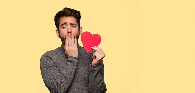 Jeune homme célébrant la Saint Valentin