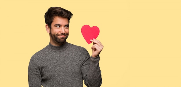 Jeune homme célébrant la Saint Valentin