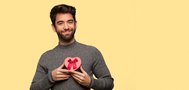 Jeune homme célébrant la Saint Valentin