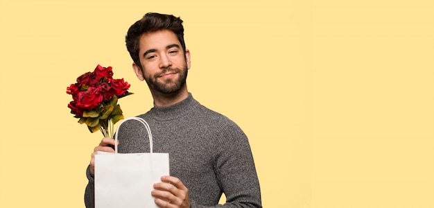 Jeune Homme Célébrant La Saint Valentin