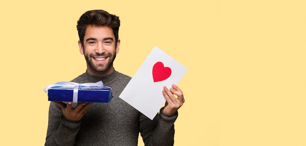 Jeune homme célébrant la Saint Valentin