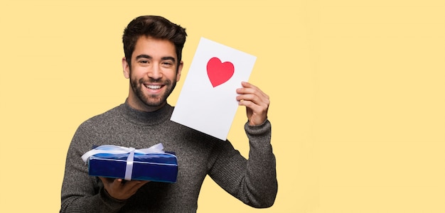 Jeune homme célébrant la Saint Valentin