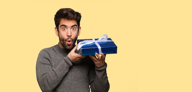 Jeune homme célébrant la Saint Valentin