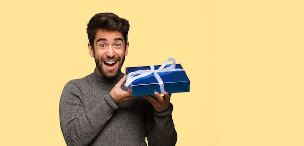 Jeune homme célébrant la Saint Valentin