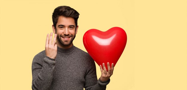 Jeune homme célébrant la Saint Valentin