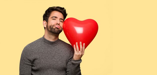 Jeune homme célébrant la Saint Valentin