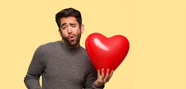 Jeune homme célébrant la Saint Valentin