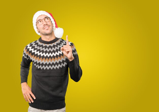 Jeune homme, à, chapeau noël, gesticulant