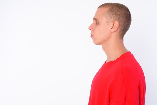 Photo jeune homme chauve isolé contre un mur blanc