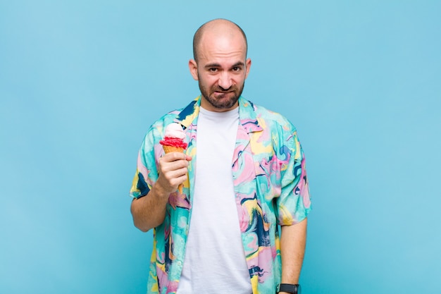 Jeune homme chauve à la perplexité et à la confusion