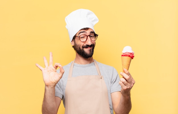 Jeune homme chef barbu expression heureuse et tenant une glace