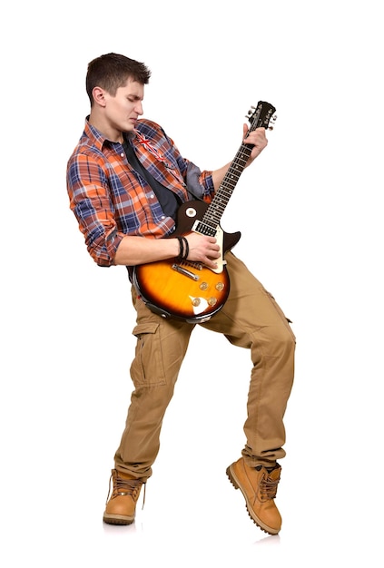 Photo jeune homme en chemise avec guitare
