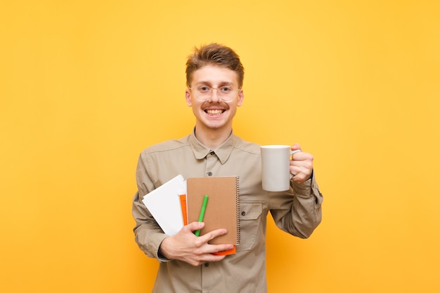 Jeune homme en chemise et lunettes isolés