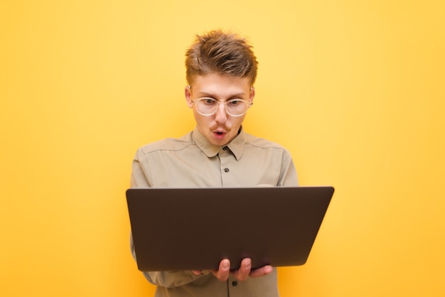 Jeune homme en chemise et lunettes isolés